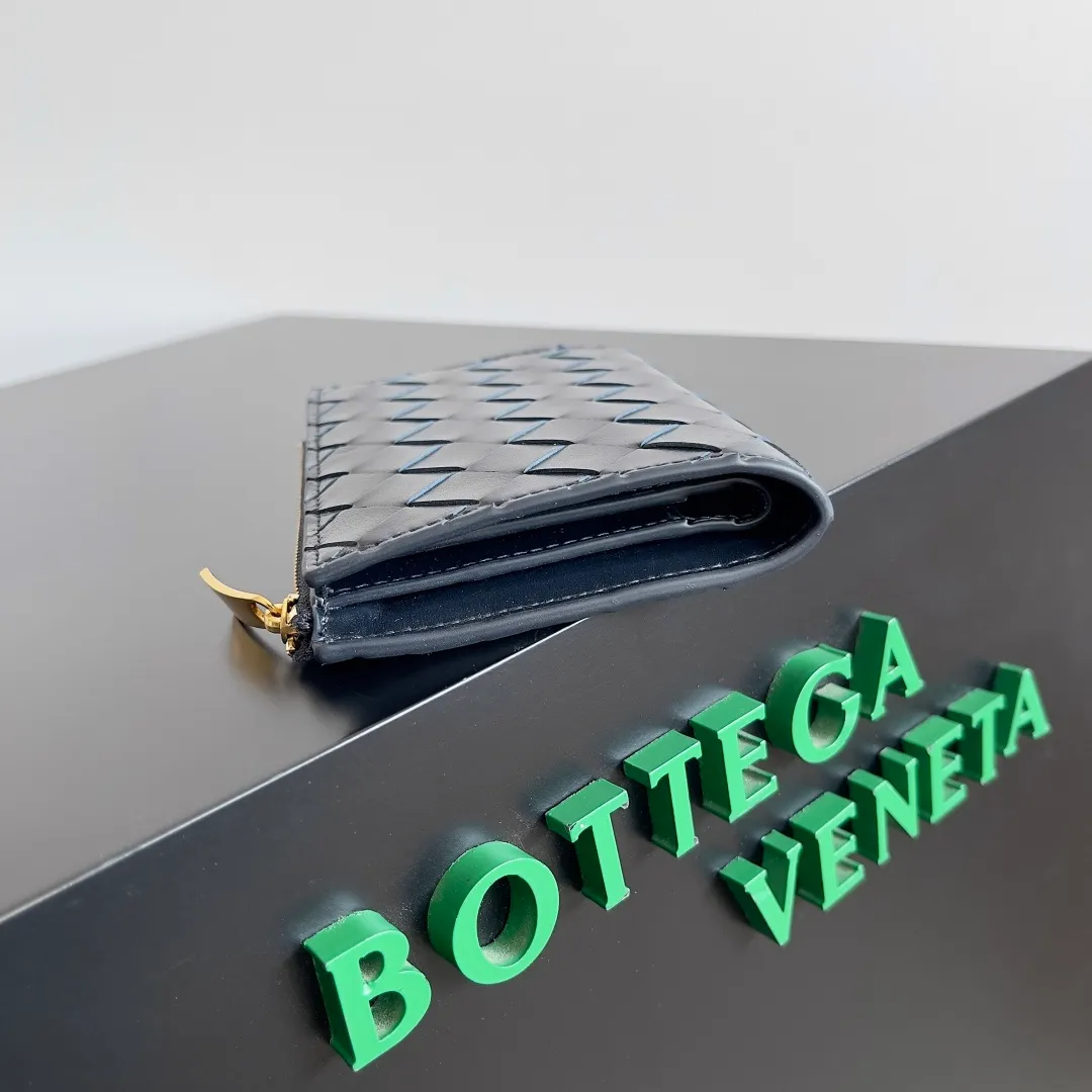 Batch 960 of BOTTEGA VENETA’s new woven small wallets are now shipping! ! ! 🥰🥰Made of carefully selected first-layer sheepskin fabric, this small luxury wallet has an elegant appearance and is also full of practicality. It can store change, driver's license and various cards at the same time. It is so small that it can be put in your pocket and carried with you. It is really convenient [Applause][Applause] Style No.: 667468 Size: 14.5*9.3*2cm